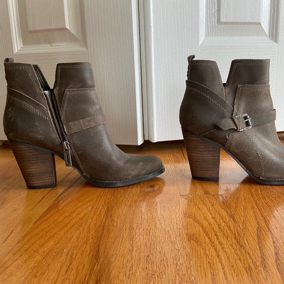 Shoes - Picture 2 of 3